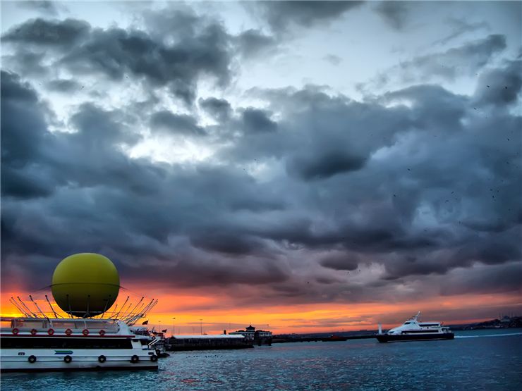 Picture Of Balloon On Ship